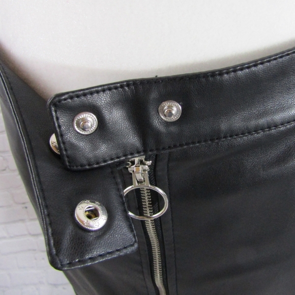 Forever 21 Black Faux Leather Mini Skirt Size Medium Front Separating Zipper - Picture 3 of 4